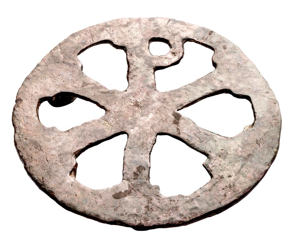 Christogramvormig beslag in brons, 375 tot 450 NC, vindplaats- Neerharen-Rekem, 1982, Germaanse nederzetting, afvalkuil 7, collectie Gallo-Romeins Museum Tongeren, 81.NE.023