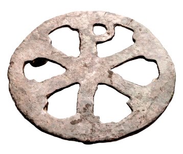 Christogramvormig beslag in brons, 375 tot 450 NC, vindplaats- Neerharen-Rekem, 1982, Germaanse nederzetting, afvalkuil 7, collectie Gallo-Romeins Museum Tongeren, 81.NE.023