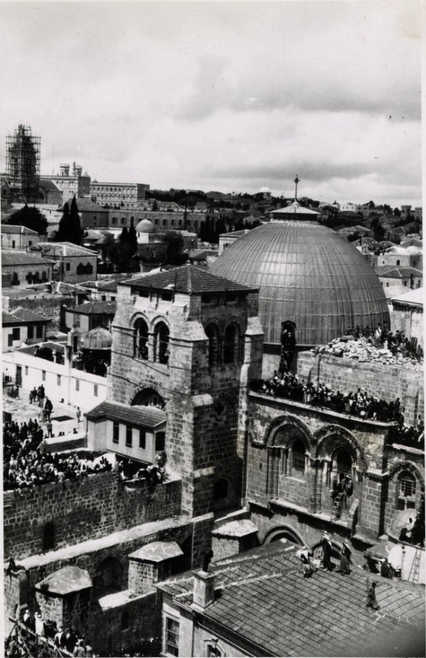 Church of Holy Sepulchre and surroundings. Sepulchre Church. Easter crowds on roof awaiting Holy Fire LCCN2007675865 (cropped)