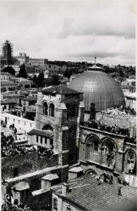 Church of Holy Sepulchre and surroundings. Sepulchre Church. Easter crowds on roof awaiting Holy Fire LCCN2007675865 (cropped) photo