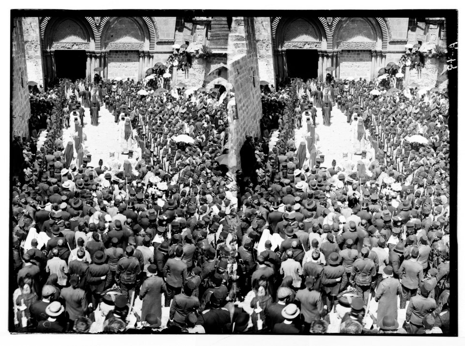 Church of the Holy Sepulchre and surroundings. Easter procession LOC matpc.05016