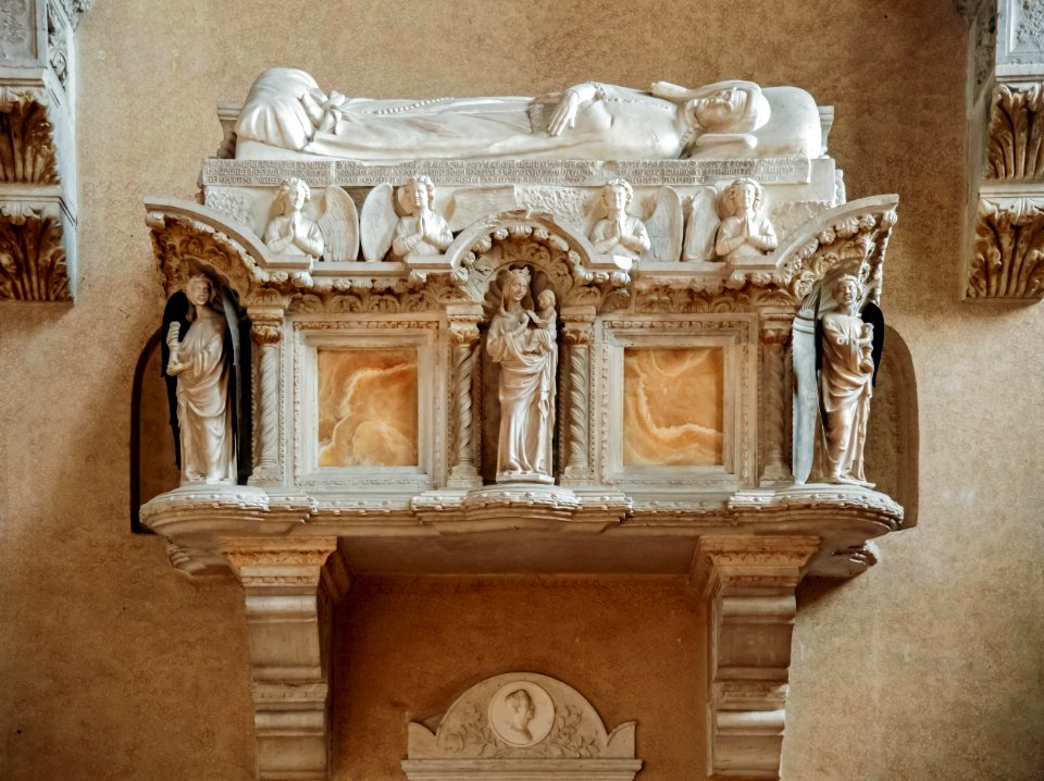 Church of the Eremitani (Padua) - Interior - sarcophagus of Ubertino da Carrara