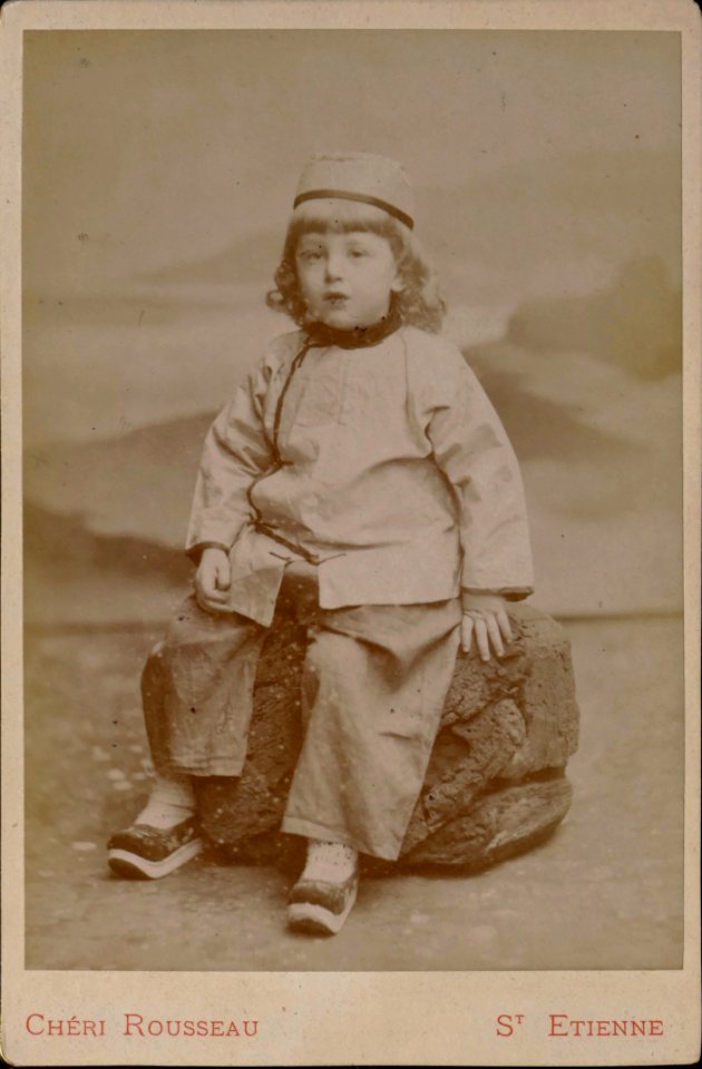 Chéri Rousseau enfant assis