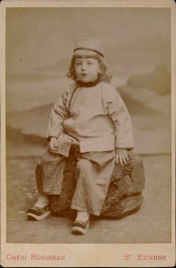 Chéri Rousseau enfant assis