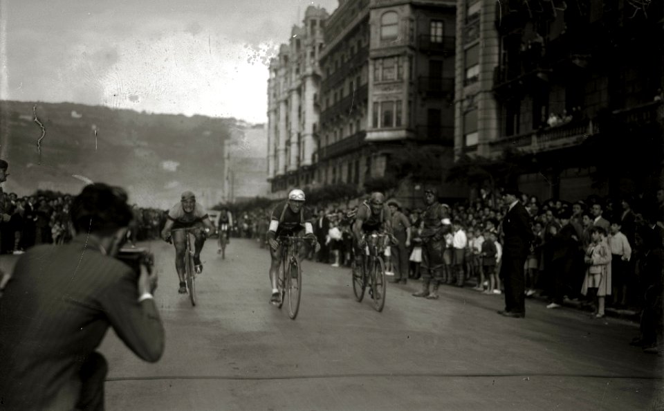 Ciclismo en la avenida de la Zurriola (2 de 3) - Fondo Car-Kutxa Fototeka