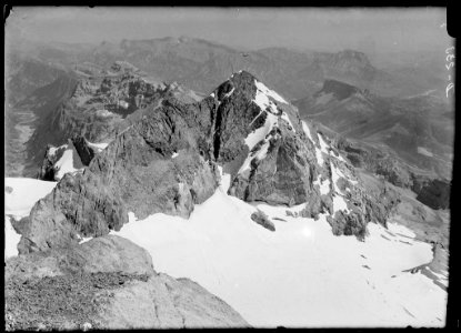Cim del pic d'Añisclo des del Mont Perdut amb una glacera en primer terme i més muntanyes al fons