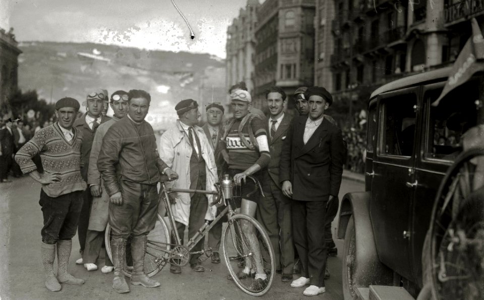 Ciclismo en la avenida de la Zurriola (1 de 3) - Fondo Car-Kutxa Fototeka