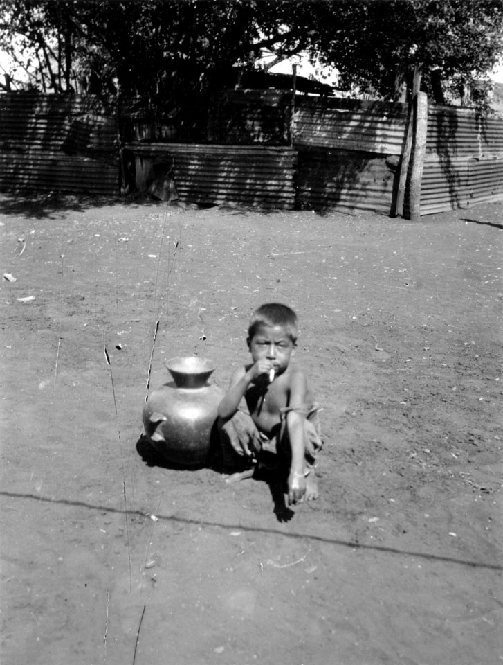 Cigarettrökande mayagosse. Champerico. Guatemala - SMVK - 004537