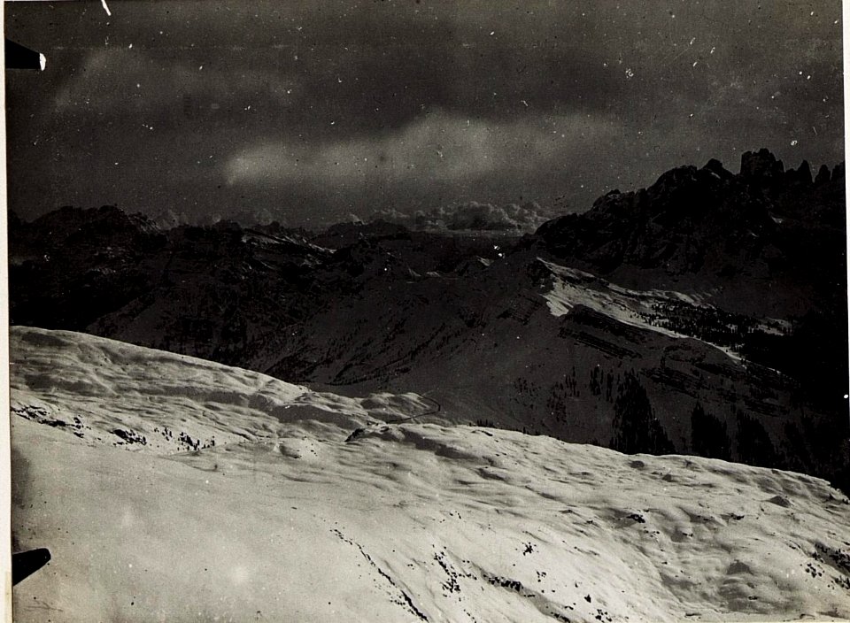Cima di Bocche. Eigene Stellung auf der Höhe, im Hintergrund Palagruppe. (BildID 15574465)