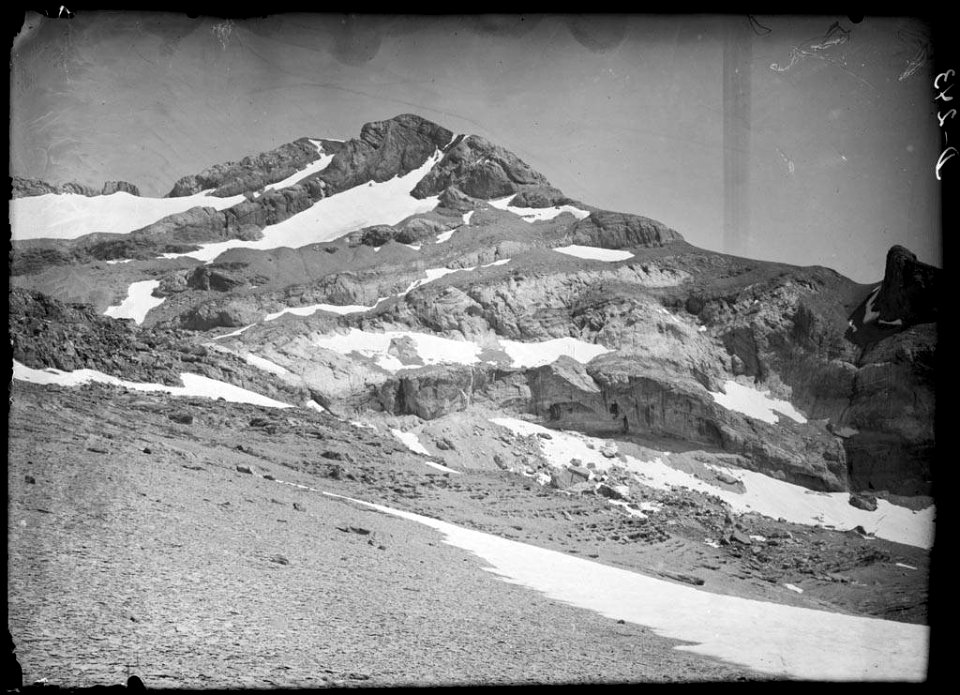 Cim del Mont Perdut amb congestes de neu des de la plana de Marboré