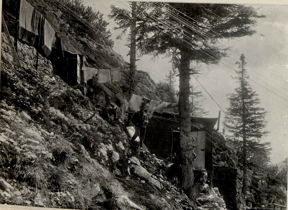 Cima di Vezzena.Unterstände am Grat der Nordwand. (BildID 15640000)