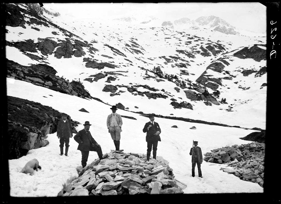 Cinc homes en la presa de possessió dels terrenys del refugi de la Renclusa amb el paisatge nevat