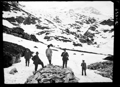 Cinc homes en la presa de possessió dels terrenys del refugi de la Renclusa amb el paisatge nevat