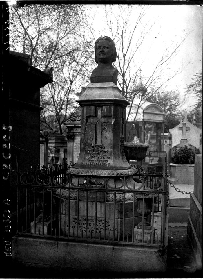 Cimetière du Père Lachaise - la tombe de Balzac (Btv1b9026281v f1)