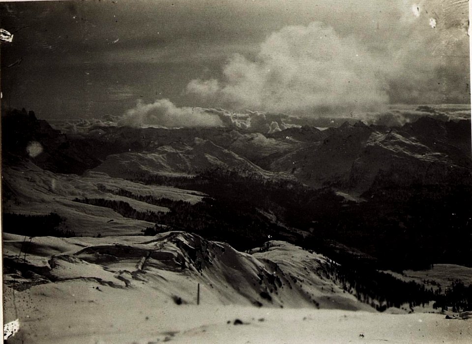 Cima di Bocche. Eigene Stellung auf der Höhe. Feindliche im Tale. (BildID 15574451)
