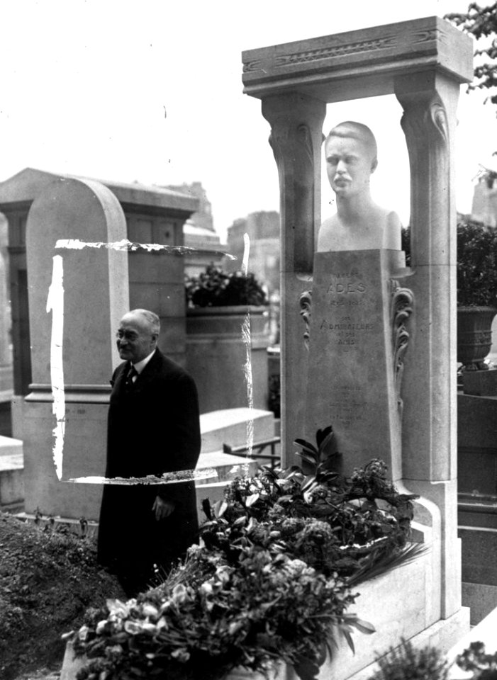 Cimetière du Montparnasse - inauguration du monument à Albert Ades, discours de M. Pierre Mille - (photographie de presse) - Agence Meurisse