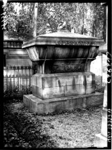 Cimetière du Père Lachaise - la tombe de La Fontaine (Btv1b90262932 f1)