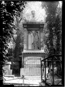 Cimetière du Père Lachaise - la tombe de Cherubini (Btv1b9026286x f1)