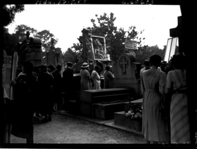 Cimetière du Père Lachaise - au mur des fédérés a été célébré l'anniversaire de la Commune le défilé des drapeaux devant les tombes des communards tombés au champ d'honneur
