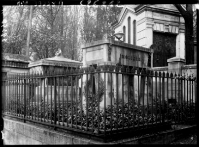 Cimetière du Père Lachaise - la tombe de La Fontaine (Btv1b9026290t f1)