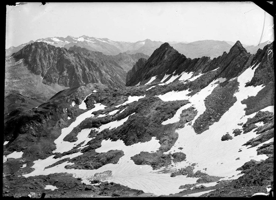 Cims de muntanyes amb neu des del coll d'Eriste