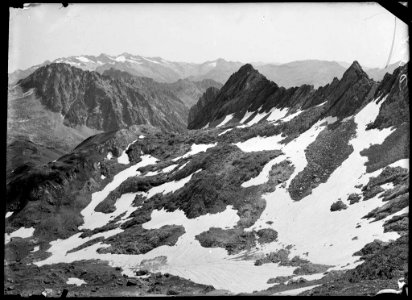 Cims de muntanyes amb neu des del coll d'Eriste