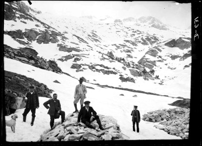Cinc homes amb un gos en la presa de possessió dels terrenys del refugi de la Renclusa amb el paisatge nevat