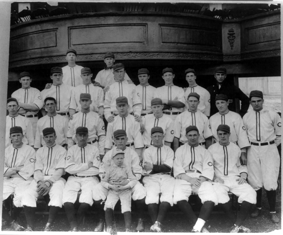 Cincinnati Reds baseball team posed LCCN2001704403