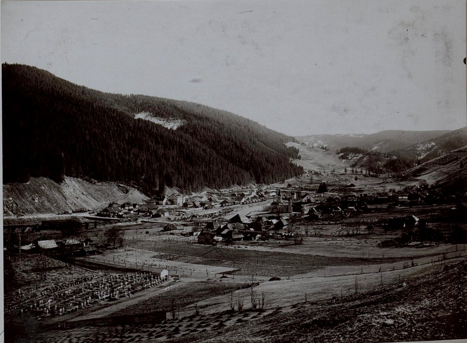 Ciotina und Bahnhof in Jakobeny mit dem Heldenfriedhof (BildID 15450266)