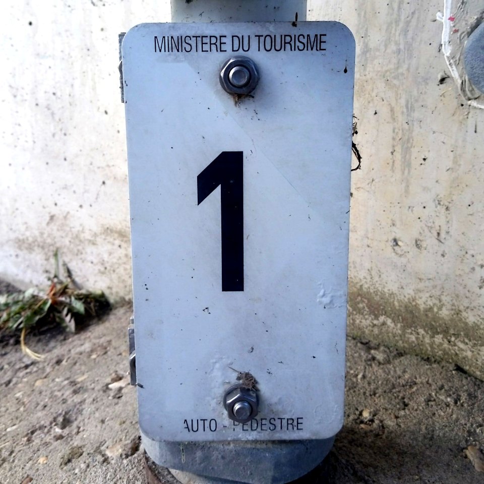 Circuit auto-pédestre, ancien panonceau flèche droite