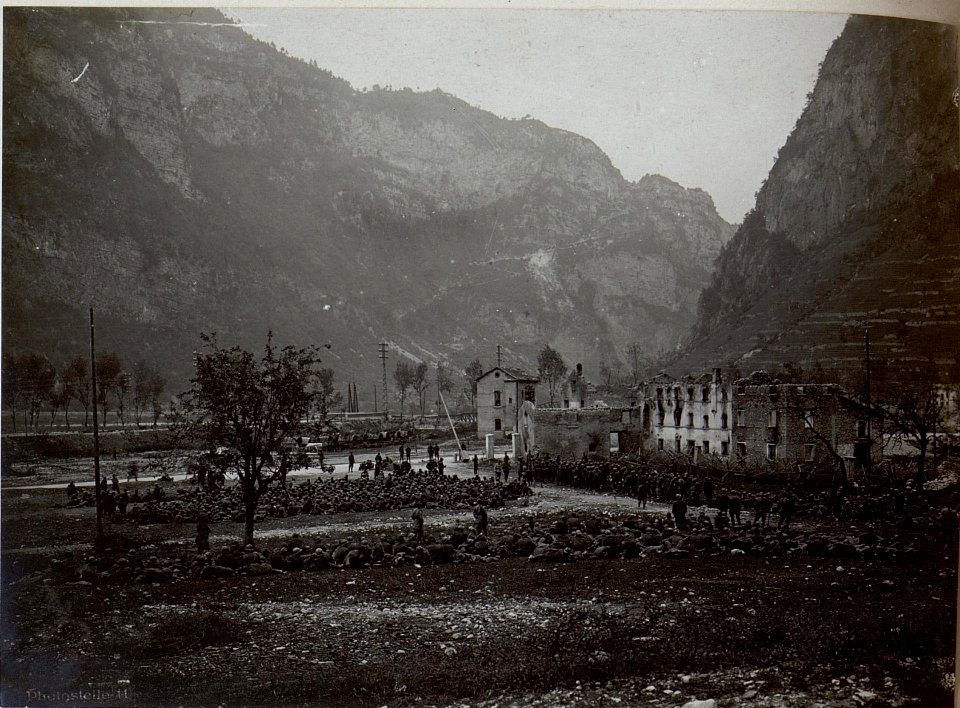 Cismon. Gefangene Italiener aus der Offensive vom 15. Juni 1918 (BildID 15644024)