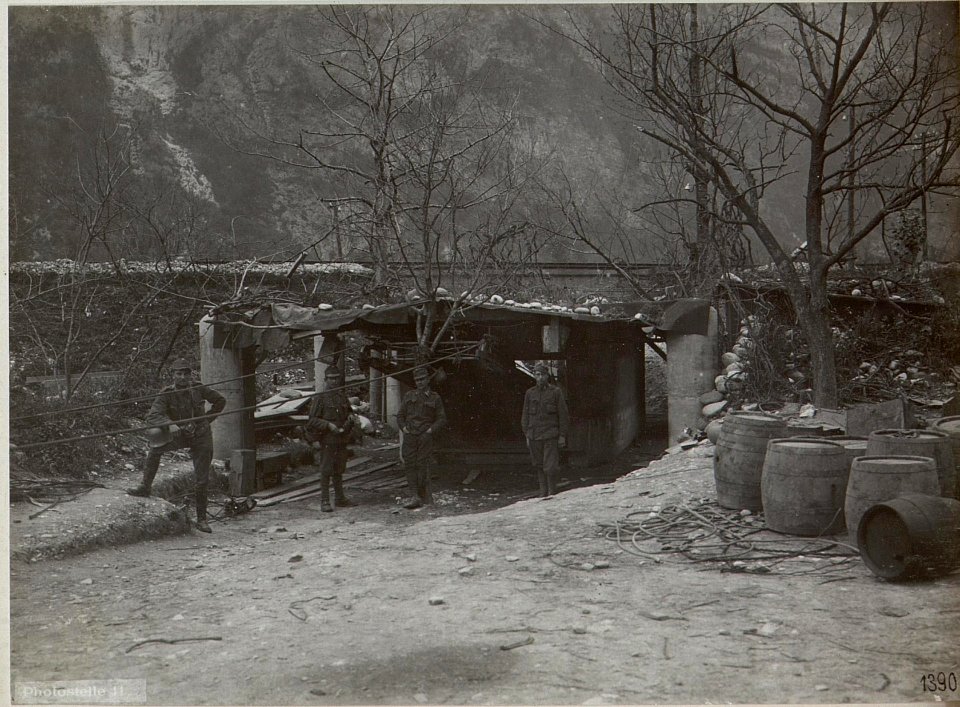 Cismon.Betonierte Seilbahnstation bei Cismon. (BildID 15643345)