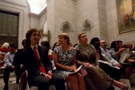 Citizenship ceremony NARA 20150917-01-031 (20898843104)