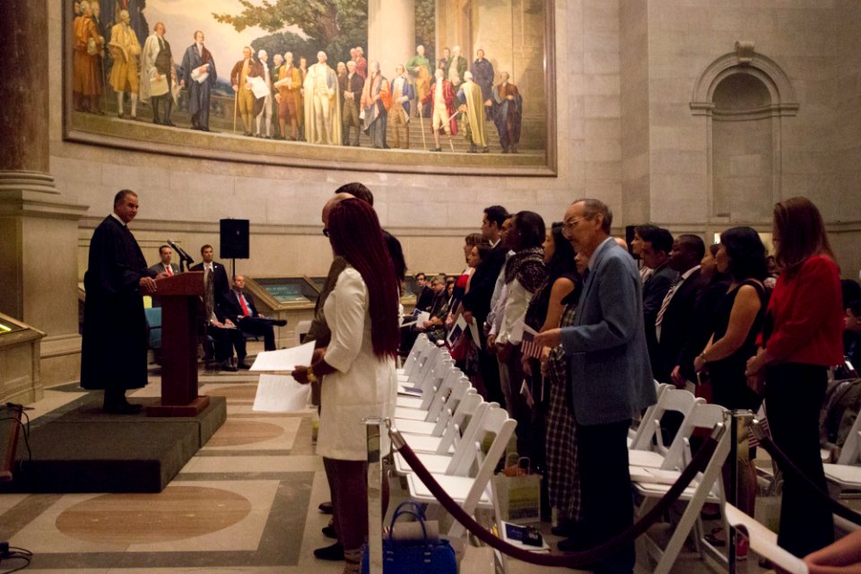 Citizenship ceremony NARA 20150917-01-051 (21521620815)