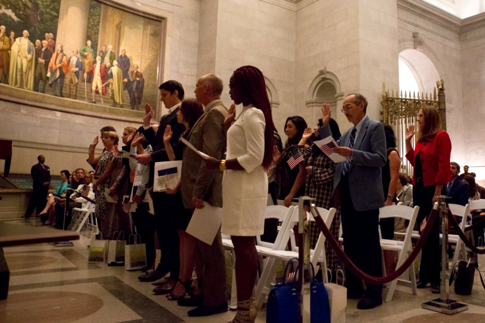Citizenship ceremony NARA 20150917-01-053 (21495394156)