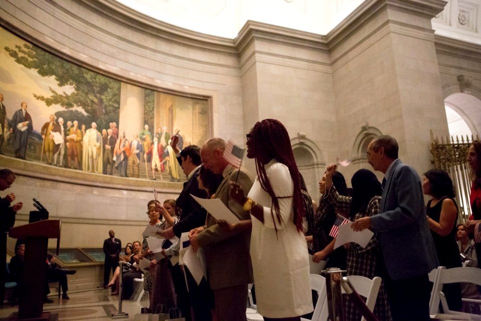 Citizenship ceremony NARA 20150917-01-062 (21495396326)