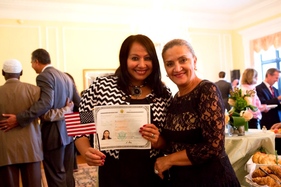 Citizenship ceremony NARA 20150917-01-145 (21334717679)