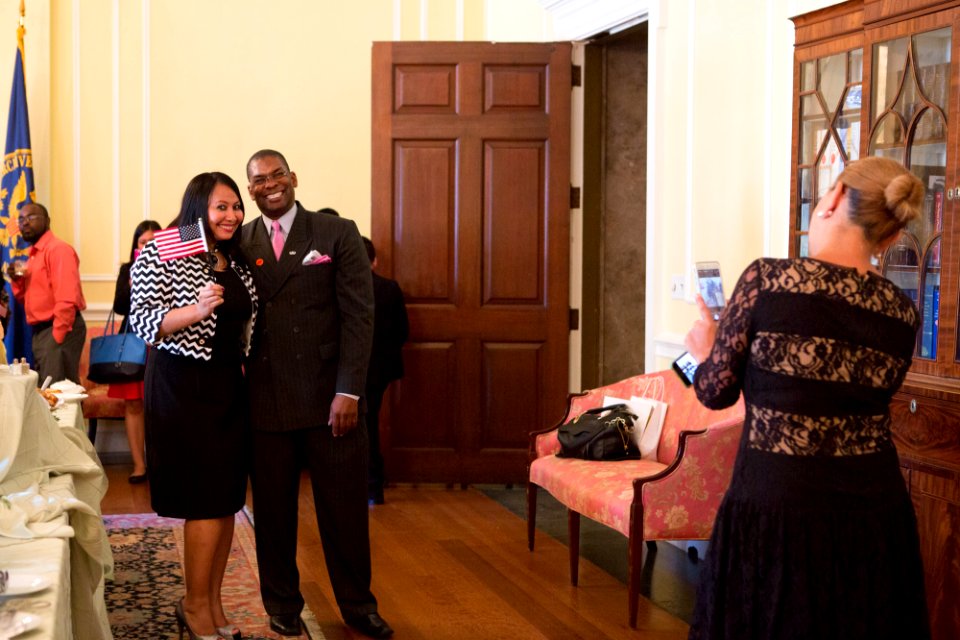 Citizenship ceremony NARA 20150917-01-149 (21495375526)
