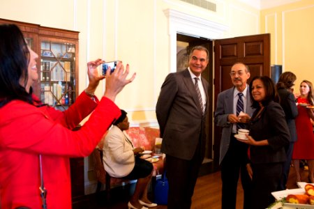 Citizenship ceremony NARA 20150917-01-142 (21334717029)