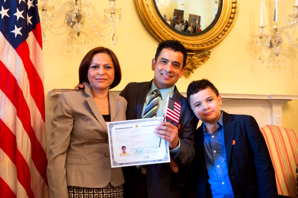 Citizenship ceremony NARA 20150917-01-146 (21495419426)
