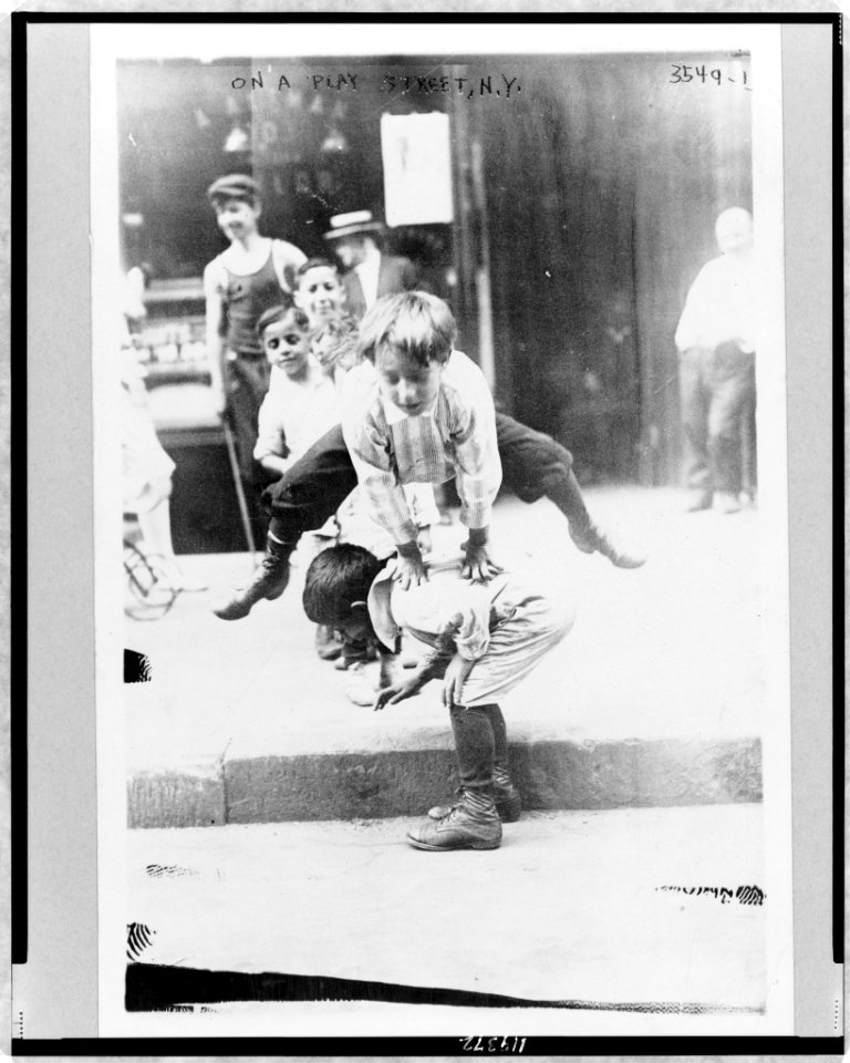 City children - on a play street, N.Y. LCCN97515988