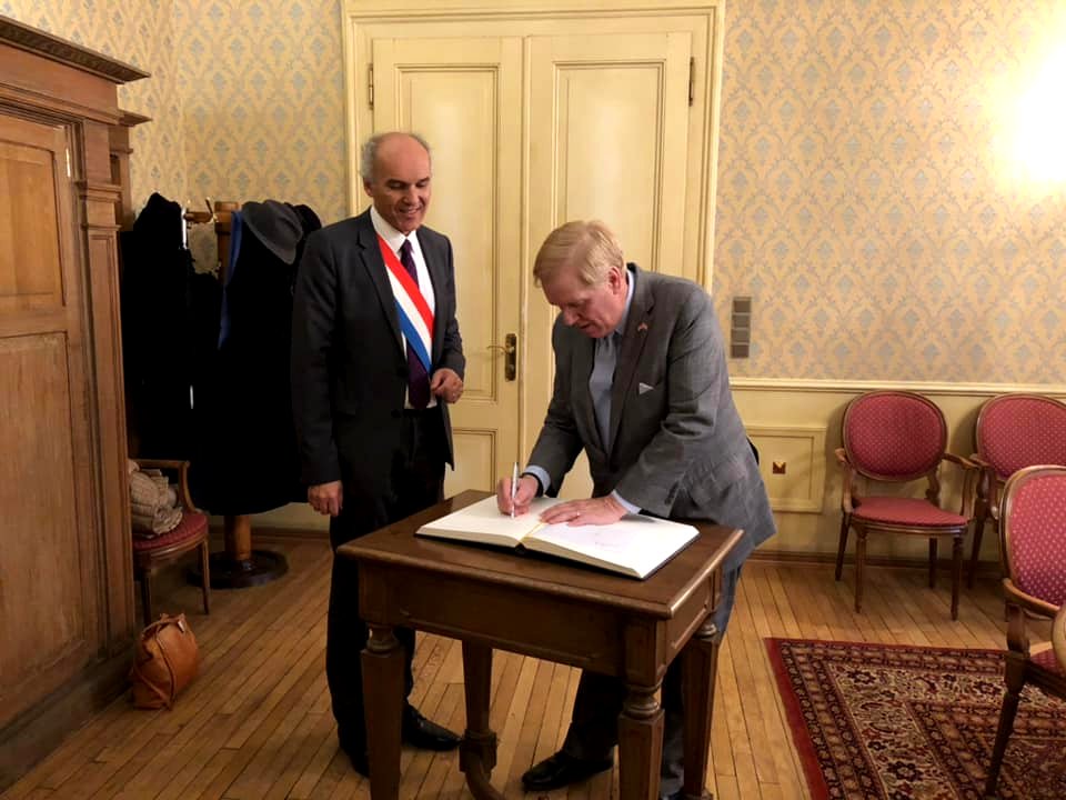 City-hall-arrival-amb-guest-book-signing 31741118028 o