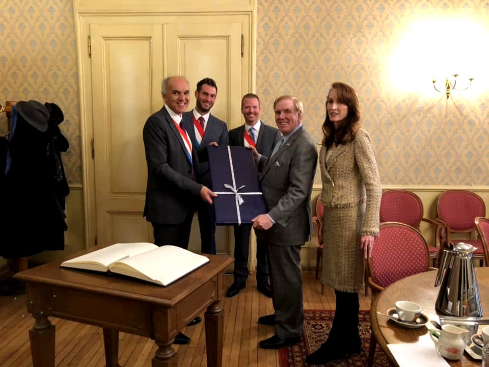 City-hall-arrival-gift-unwrapped 44888840134 o