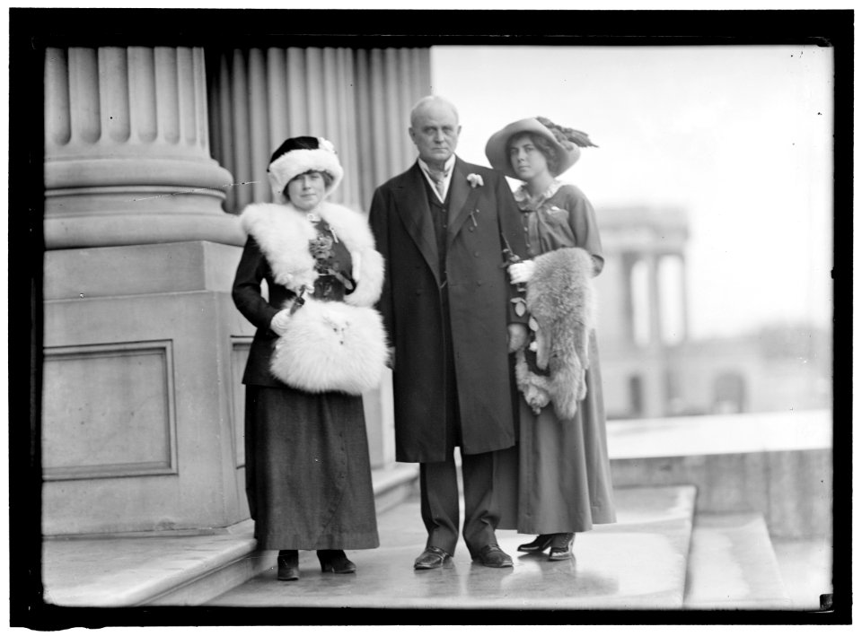 CLARK, CHAMP (JAMES BEAUCHAMP) REP. FROM MISSOURI, 1893-1895, 1897-1921. WITH HELEN COX, LEFT, AND DAUGHTER GENVIEVE LCCN2016864121