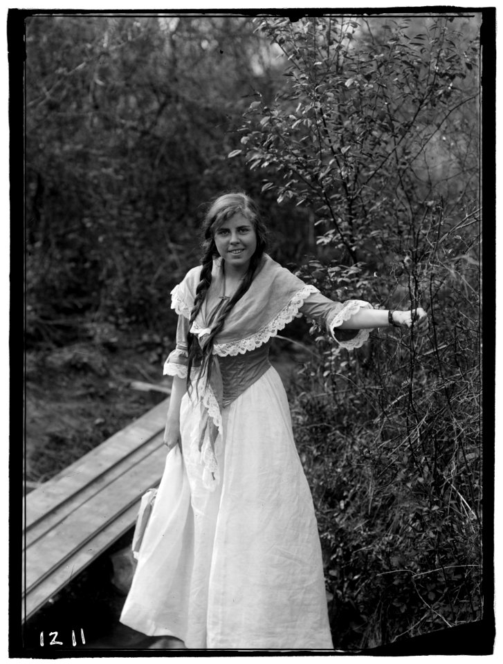 CLARK, GENEVIEVE. MARRIED JAMES THOMSON, 1915 LCCN2016863742