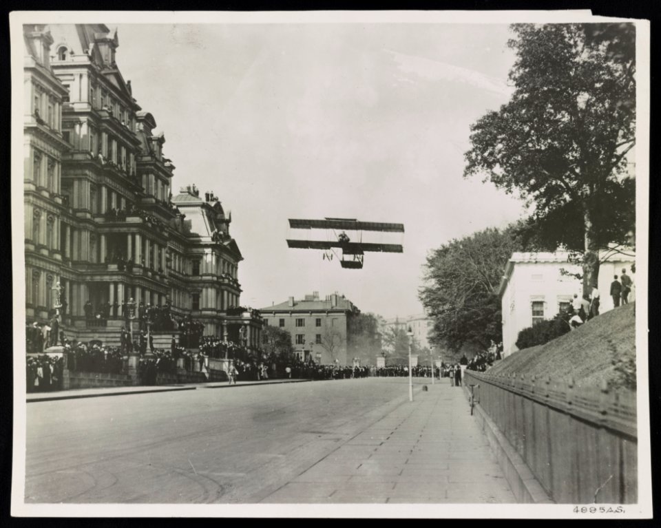 Claude Graham White (i.e. Grahame-White) flying his Farman biplane along W. Executive Ave., Wash. D.C., Oct. 14, 1910 LCCN2001705761