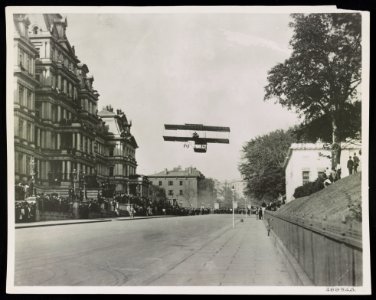 Claude Graham White (i.e. Grahame-White) flying his Farman biplane along W. Executive Ave., Wash. D.C., Oct. 14, 1910 LCCN2001705761
