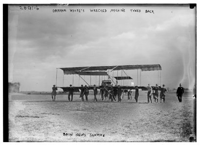 Claude) Grahame-White's wrecked machine towed back, Bain News Service - Bain News Service LCCN2014688628