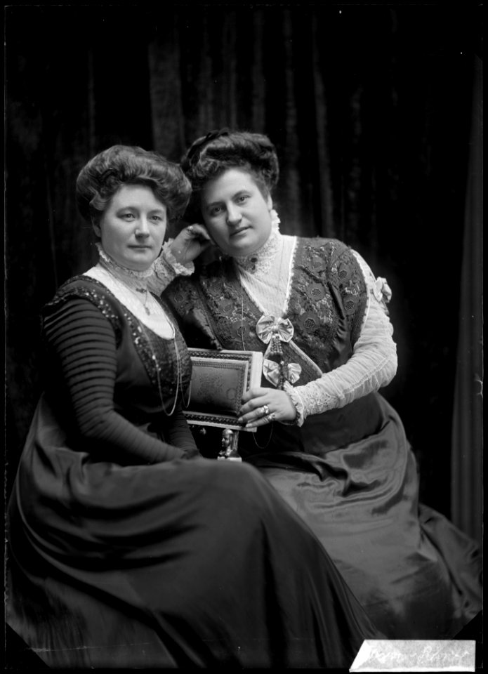 Constance Gibson and Lisa Ranft, actors - SMV - NR024