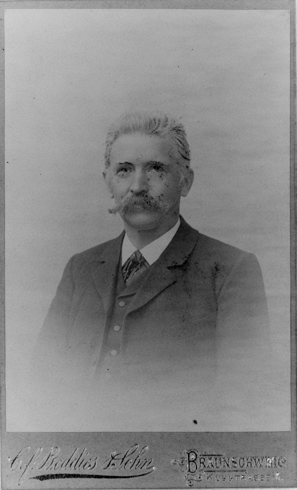 Constantin Uhde, German architect, half-length portrait, facing front) - C.F. Beddies & Sohn, Braunschweig, Kuhstrasse 10 LCCN2004679891zugeschnitten